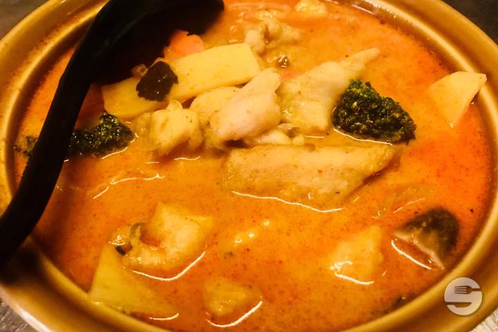 35. Poulet Sauce Curry Rouge Thai - Aux 3 Bonheurs