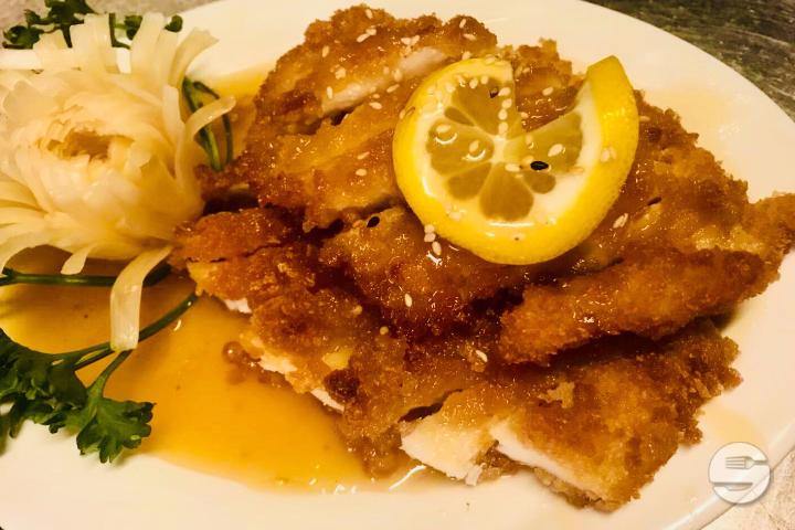 38. Poulet Sauce Citron (poulet frit pané, sauce livrée dans un pot à part ) - Aux 3 Bonheurs