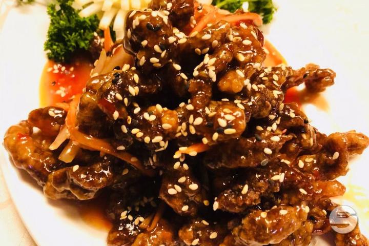 57. Boeuf Croustillant ( boeuf frit, sauce livrée dans un pot à part ) - Aux 3 Bonheurs