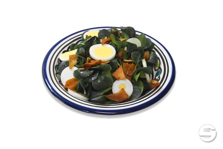 Nutslisalat with nuts, egg, croutons and bacon - Damas - Josefstrasse