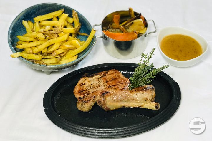Veal chop grilled over awood fire (220g) - Face au Lac