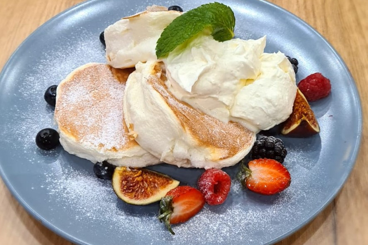 Tiramisu Fluffy Pancakes - Eat & Play