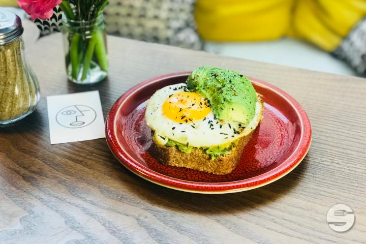 Tartine Avocat, Oeuf, Thym et son Duka - Ou Bien Encore