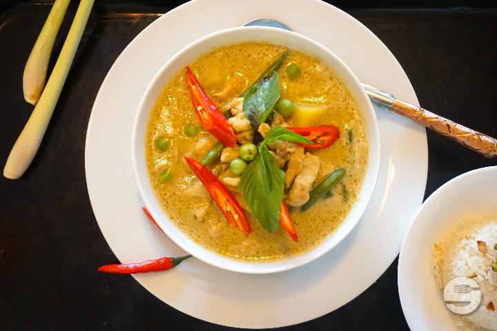Grünes Curry serviert mit Reis (scharf) - Tibetasia