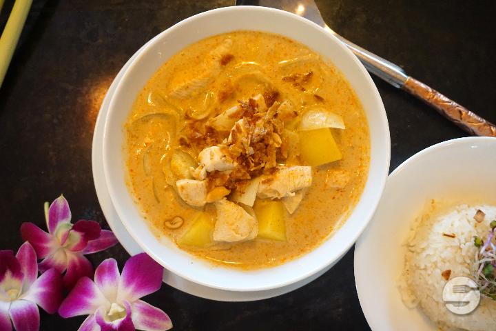 Massaman Curry serviert mit Reis - Tibetasia