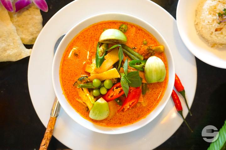 Panang Curry serviert mit Reis (scharf) - Tibetasia