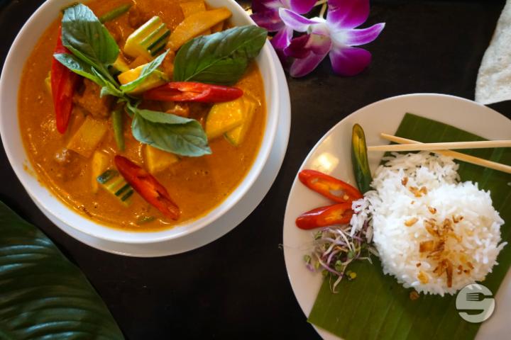 Red curry served with rice (spicy) - Tibetasia