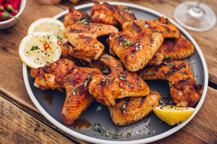 Pouletfluegeli mit Pommes - Brasil-Grill