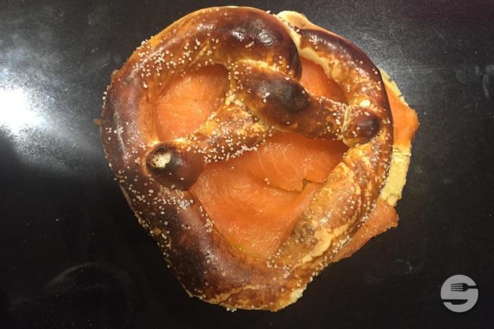 Smoked Salmon Bretzel - Cookie & Kiwi