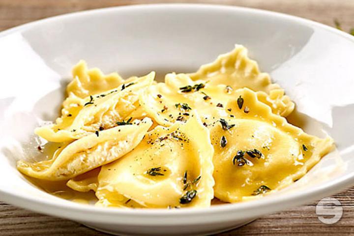 Hausgemachte Ricotta Ravioli mit Zitronen & Bergamotte mit klassischer Tomatensauce - La Tavolata
