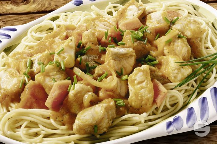 Spaghetti mit Fischragout, Datteln, Tomaten und mediterrane Kräutern - La Tavolata