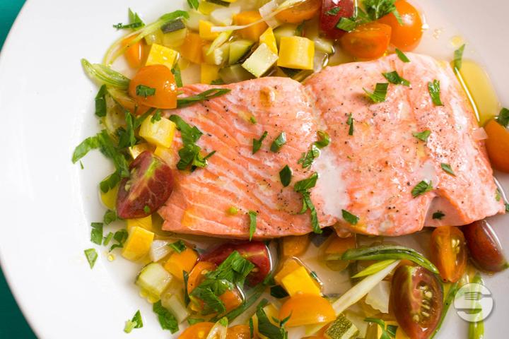 Lachsfilet in 57 grad Ölblad Blumenkohlcreme und Tagesgemüse - La Tavolata