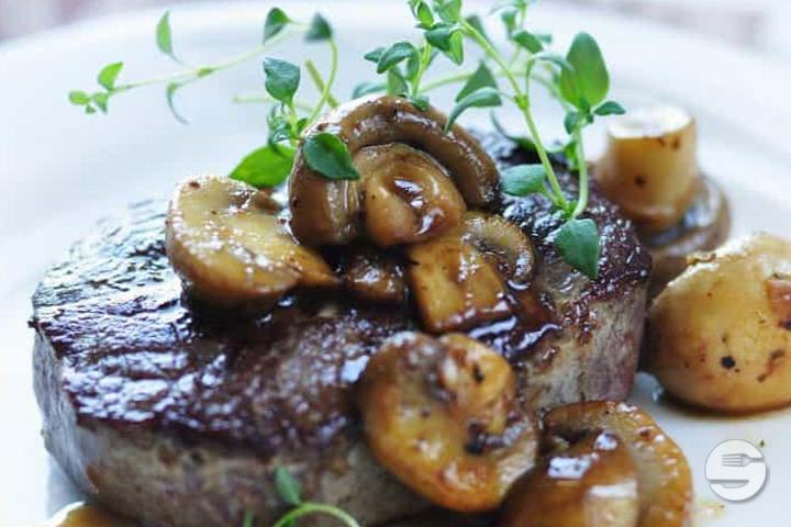 Rinderfilet in Pilzsauce, Mediterranem Gemüse und Kartoffeln - La Tavolata