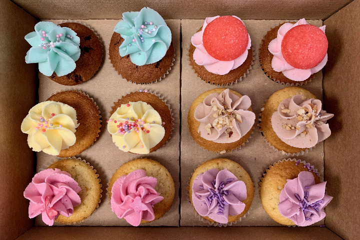 Boîte de 12 cupcakes "Rainbow" - Royaume MELAZIC Genève
