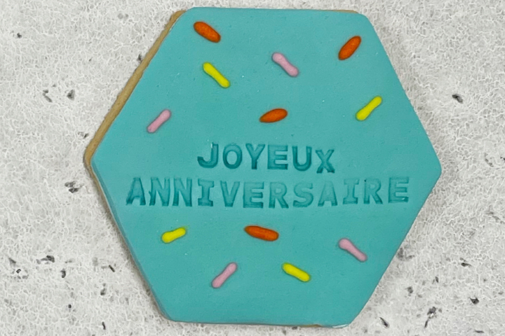 Biscuit Joyeux Anniversaire - Royaume MELAZIC Lausanne