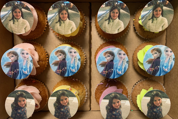 Boîte de 12 cupcakes "Photos" (LIVRABLE EN 24H) - Royaume MELAZIC Lausanne