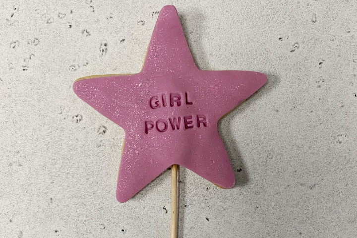 Biscuit baguette "Girl power" - Royaume MELAZIC Lausanne
