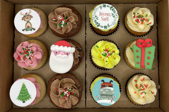 Boîte 12 cupcakes "Père Noël et cadeaux" (sans gluten*) - Royaume MELAZIC Lausanne