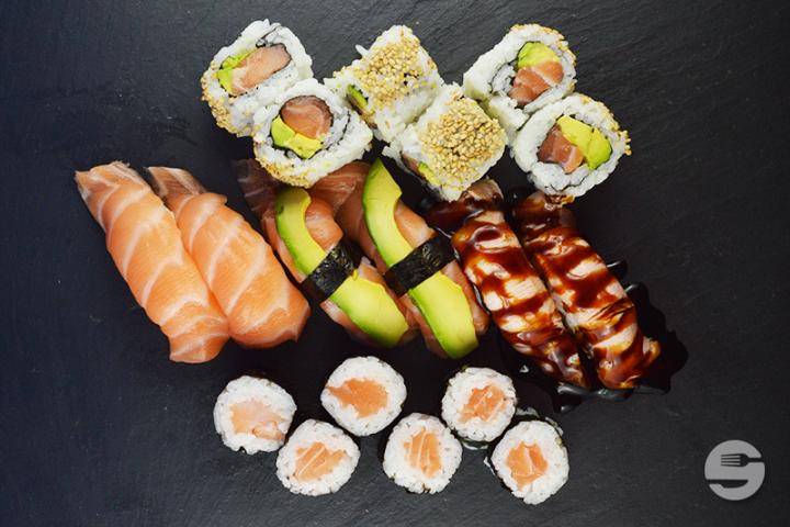 Salmon Mix - 18 Pieces - Sushi Break