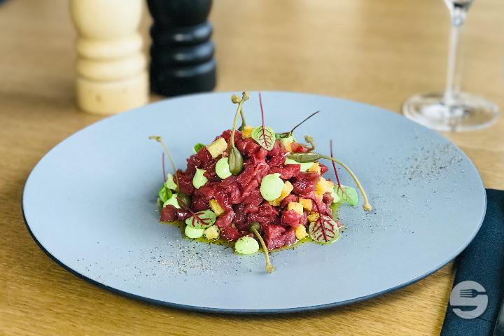 Beef tartar cut with a knife - Boléro Bistro