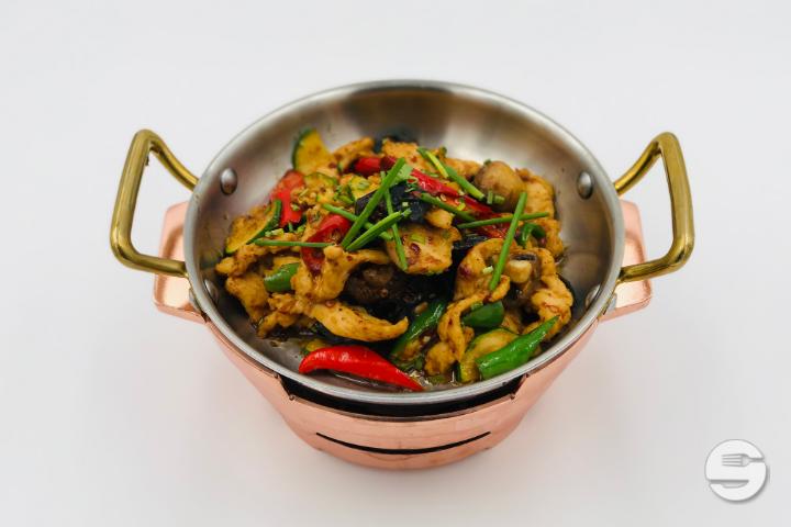421. Poulet Epicé sur Pot Chauffant - Takasan Teppan Yaki