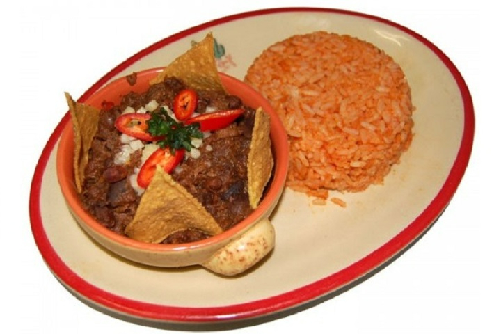 Chili 100% vegetarian with melted cheese, and served with corn chips (without rice) - Le Chat Rouge
