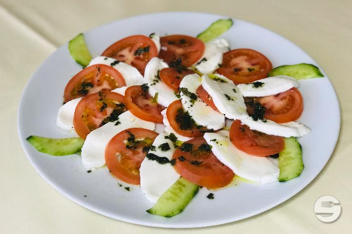 Mozzarella and Tomatoes with Basil - La Treille