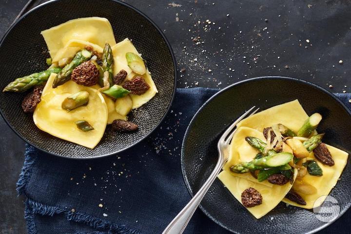 Stuffed ravioli with Asparagus and Safran Mousseline - La Treille