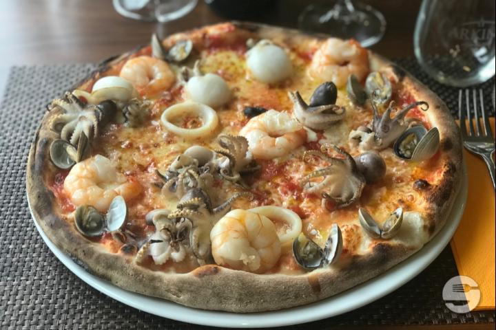 Pizza Ai Frutti Di Mare - Pizzeria De Pérolles