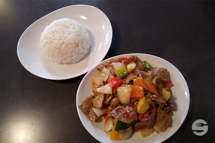 KungPao Scharf mit Reis und Beilage nach Wahl - Taste of Asia