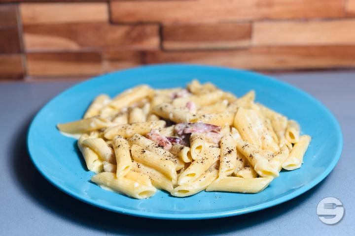 Pasta Carbonara - Pâtes au bacon, œuf, poivre noir et parmesan - L'Isola Italian Street Food