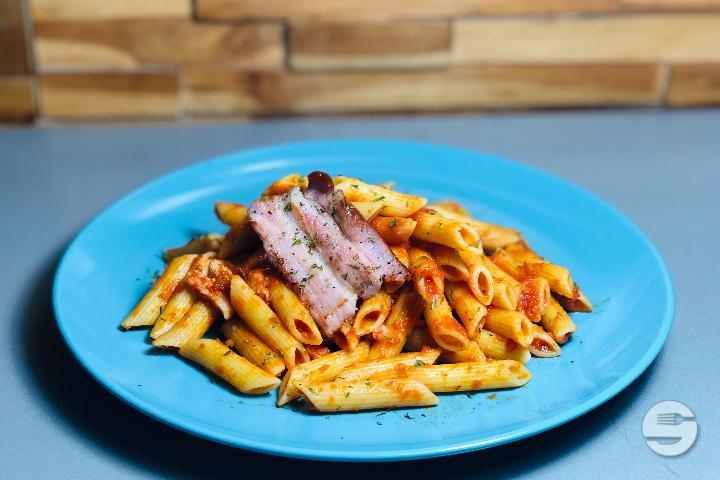 Pasta Amatriciana - pâtes au bacon et sauce tomate - L'Isola Italian Street Food