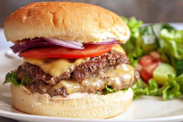 Isola Cheese Burger - 170 gr de boeuf, oignons caramélisés, fromage, tomate, salade - L'Isola Italian Street Food