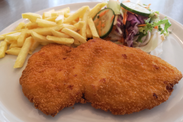 "Cotoletta!" Escalope de poulet (250gr), servie avec frites et salade mixte - L'Isola Italian Street Food