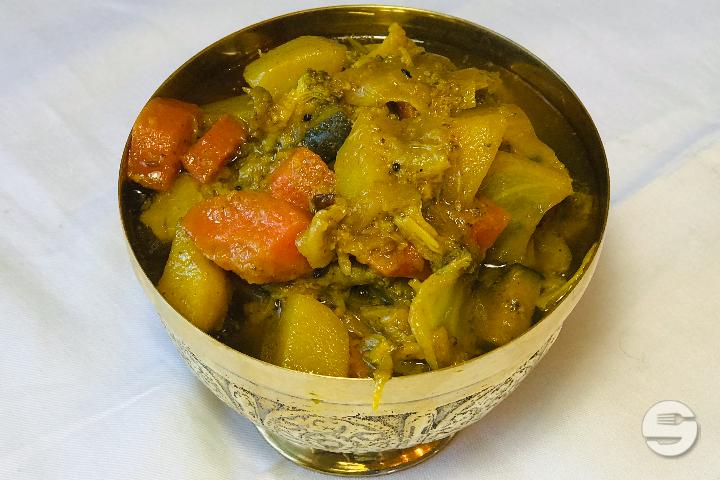 Vegetable Curry Portion - Café des Alpes