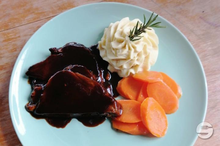 Geschmorter Brustspitz mit Champignon Sauce Kartoffelstock und Glasierte Karotten - OK Brothers