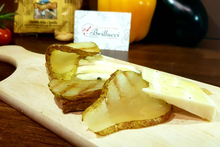 PECORINO, POIRE, MIEL ET ROMARIN GRILLÉES - Brillucci Aperitivo