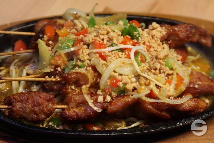 27. Brochettes de Poulet à la Sauce Saté - La Jonque