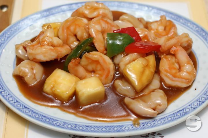 42. Crevettes Aigre-Douce à l'Ananas Frais - La Jonque