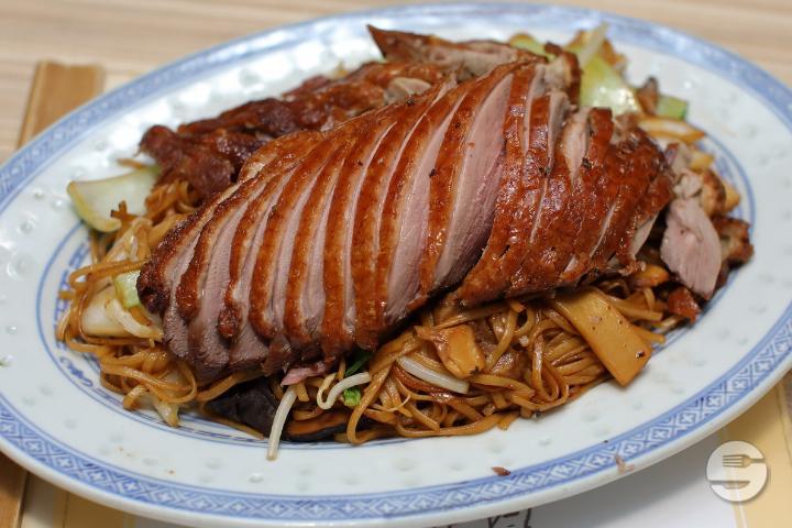 104. Nouilles sautées aux Canard Laqué - La Jonque