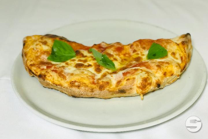 Calzone with Mozzarelle - Restaurant Le Contemporain