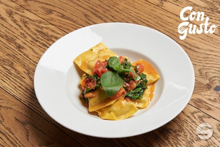 Ravioli alle melanzane con Pomodoro fresco e Ricotta salata - Con Gusto