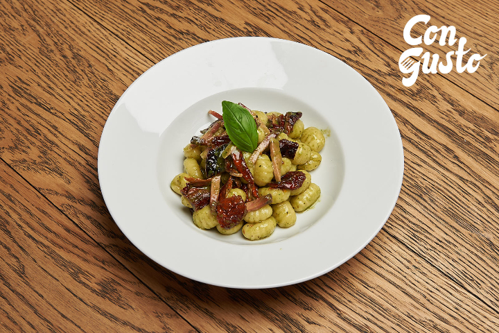 Gnocchi Speck, Crema di Rucola e Pomodori Secchi - Con Gusto