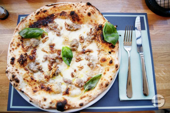 Pizza Salsiccia e Olive - La Norma