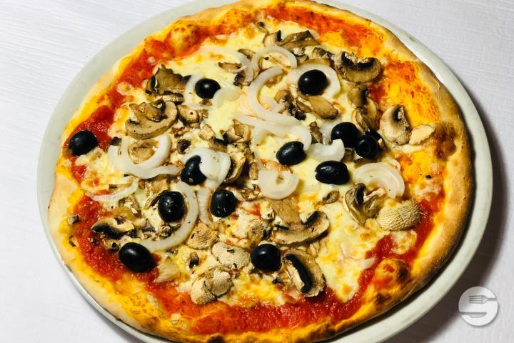 Pizza All'Arrabbiata - Au Petit Chalet