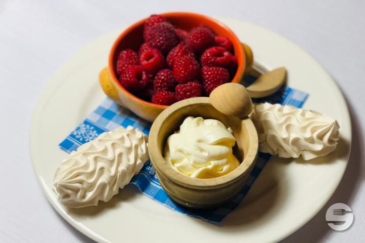 Meringue Double Crème avec Framboise - Au Petit Chalet