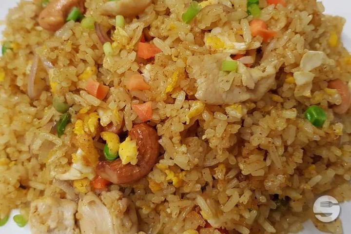 20. Riz Sauté au Curry Jaune Poulet et Porc - Songphinong