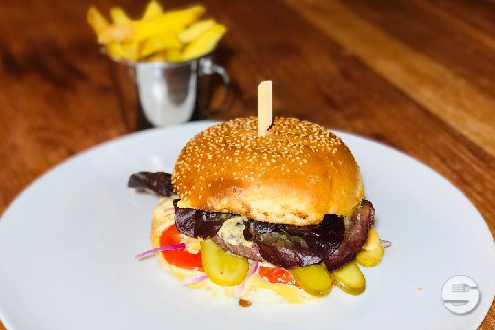 Burger bien garni et ses frites - Le Carré