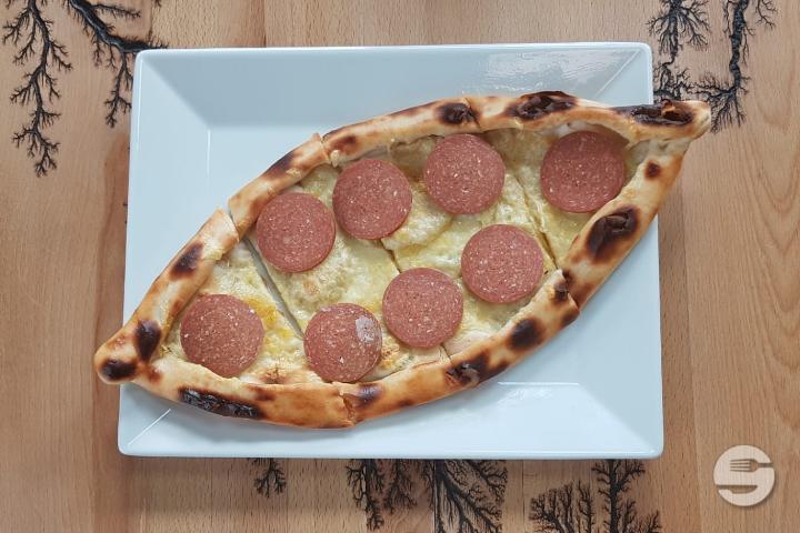 Pide with sucuk - Glatt Cafe