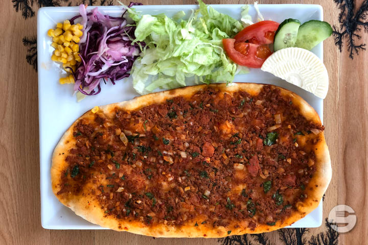 Lahmacun mit Döner - Glatt Cafe